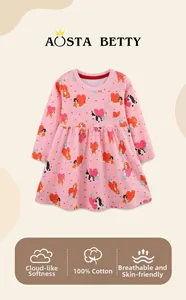 Détail d'une robe fille 100% coton à manches longues avec motifs de cœurs et de chatons