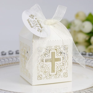 Détail boîte à bonbons blanche découpée au laser avec motif croix et étiquette