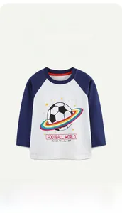 Detail eines Jungen-Baumwoll-Raglan-Shirts mit hochwertigem Fußball-Planeten-Grafikdruck