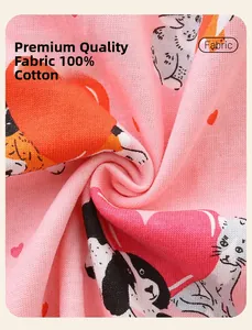 Gros plan sur tissu 100% coton rose avec imprimés d'animaux pour robe de petite fille