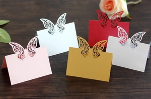 Marque-places papillon découpés au laser en rose, bleu, rouge, or et blanc avec effet nacré