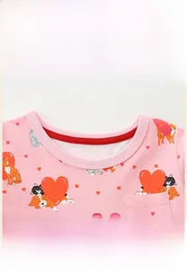 Détail de robe rose en coton pour fille avec col rond et motif de chat et cœur