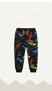 Détail du pantalon de jogging noir pour enfants en coton avec motifs de squelettes de dinosaures