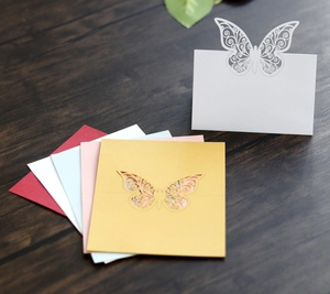 Marque-places papillon découpés au laser en couleurs nacrées pour tables de mariage