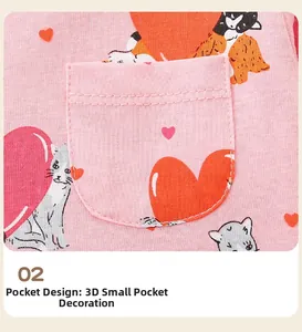 Détail de la poche d'une robe en coton rose avec motif chat et cœurs mignons