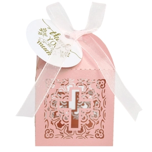 Boîte à bonbons rose découpée au laser avec motif croix, ruban et étiquette merci