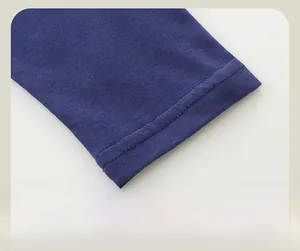 Nahaufnahme der Doppelnaht am Ärmelbund des marineblauen Langarm-Sweatshirts