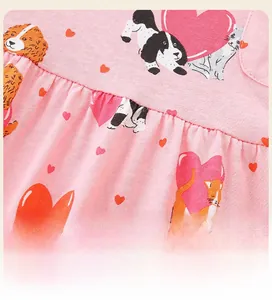 Gros plan d'un tricot en coton rose avec motifs mignons de chats, chiens et cœurs