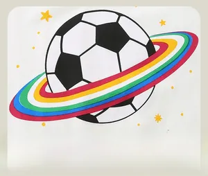 Nahaufnahme des Football World Cartoon-Aufdrucks auf einem weißen Baumwoll-T-Shirt