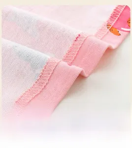 Détail de la robe rose en coton montrant des coutures soignées et un ourlet en A