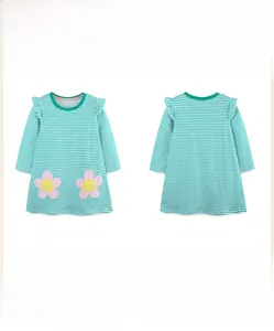 Vista fronte e retro dell'abito a maniche lunghe a righe verdi con fiori per bambina