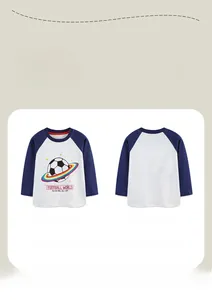 Vorder- und Rückansicht des Kinder-Raglan-T-Shirts mit Fußballgrafik und blauen Ärmeln