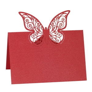 Élégante carte de table papillon 3D découpée au laser en papier rouge perlé pour mariage