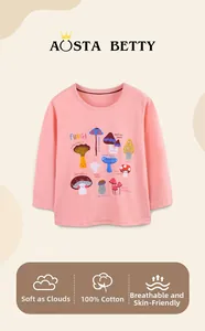 Détail d'un t-shirt rose en coton pour fille avec motifs champignons et texture douce