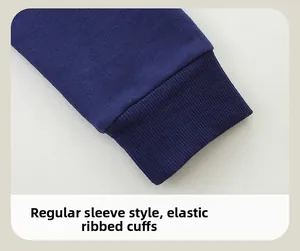 Dettaglio dei polsini a costine elasticizzate su una felpa blu scuro di alta qualità