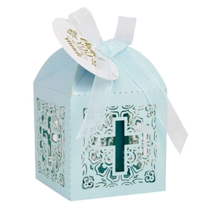 Détail de boîte de mariage bleue découpée au laser avec motif de croix et étiquette