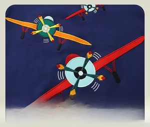 Dettaglio del ricamo aereo a cartoni animati sul tessuto in cotone blu navy della felpa
