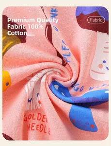 Détail du tissu 100% coton avec imprimé champignon coloré sur sweat-shirt rose fille