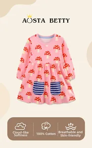 Détail de la robe rose en coton avec motif champignon et poches rayées pour filles