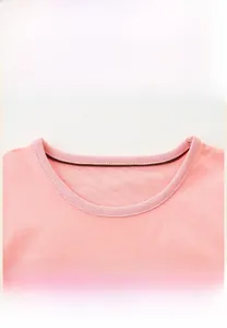 Détail du col rond rose avec bord-côte et coutures précises sur t-shirt pour enfants