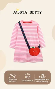 Détail d'une robe en coton rayé rose et blanc pour fille avec poche en forme de pomme