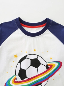 Marineblaues Raglan-Langarmshirt für Jungen mit kreativem Fußball-Print auf weißem Body