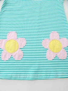 Abito a righe per bambine in verde acqua e bianco con graziose toppe floreali