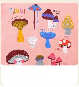 Détail d'imprimés de champignons colorés sur un t-shirt en coton rose à manches longues