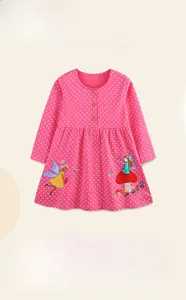 Détail de la robe rose à pois pour fille en 100% coton avec broderies de fées