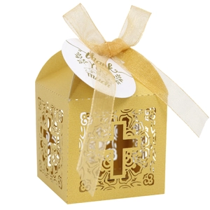 Détail du motif de croix découpé au laser sur boîte cadeau dorée avec étiquette merci