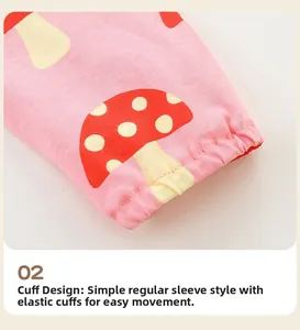 Détail de la manche d'une robe en coton rose avec motifs de champignons et poignet