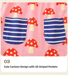 Détail de robe rose pour fille avec motifs champignons et poches à rayures bleues