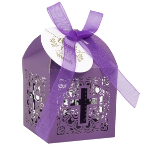 Détail de la boîte à bonbons violette découpée au laser avec ruban et étiquette merci