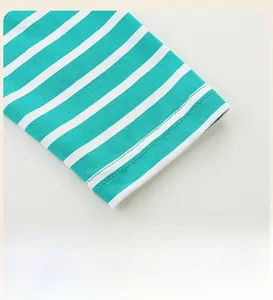 Détail des manches en coton tricoté à rayures vertes et blanches avec coutures soignées