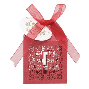 Détail de la boîte cadeau rouge découpée au laser avec motif croix et étiquette