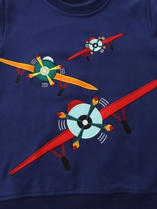 Felpa blu scuro per bambini con ricami colorati di aerei e scollo rotondo a coste