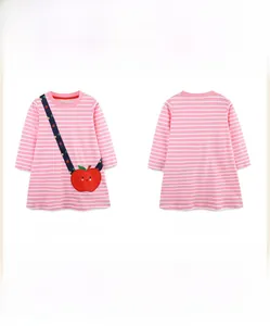 Vues détaillées avant et arrière de la robe à rayures pour filles avec motif pomme rouge