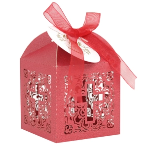 Boîte à bonbons découpée au laser avec motif croix, ruban rouge et étiquette blanche