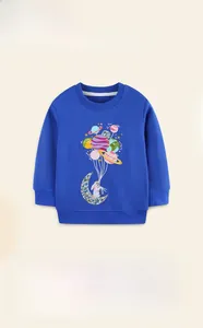 Détail d'un sweat pour enfant 100 % coton avec broderie de lapin et d'étoiles