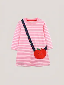Robe rayée rose pour filles avec broderie pomme et design créatif de sac en bandoulière