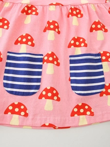 Robe rose pour filles avec imprimé champignon et poches à rayures bleues d'automne
