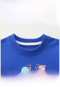 Détail du sweat-shirt bleu pour enfant avec col côtelé et broderie de thèmes spatiaux