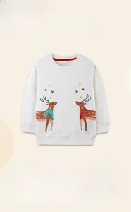 Détail de la broderie renne de Noël sur un sweat-shirt blanc en coton pour enfants