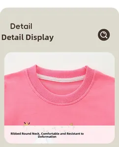 Détail d'un sweat-shirt rose en coton avec col rond côtelé et broderie en forme d'étoile