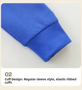 Gros plan des poignets en tricot côtelé d'un sweat-shirt bleu à manches longues enfant