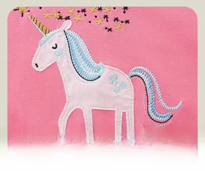 Détail de broderie licorne 3D et applique d'étoile sur tissu rose pour filles
