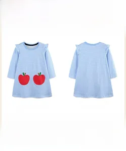 Détail de robe rayée bleue pour fille avec écussons pommes rouges et manches à volants