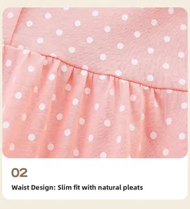 Détail de la taille de la robe rose à pois montrant le tissu élastique et les plis