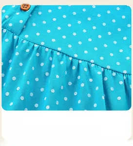 Detail eines blauen Polka-Dot-Kleides mit Taillenfalten und Baumwolltextur