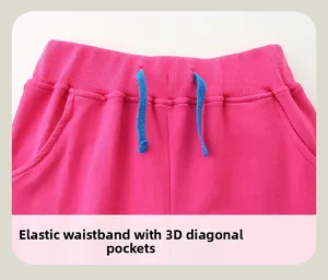 Détail de la taille élastique avec cordon bleu et poches latérales sur ce pantalon rose